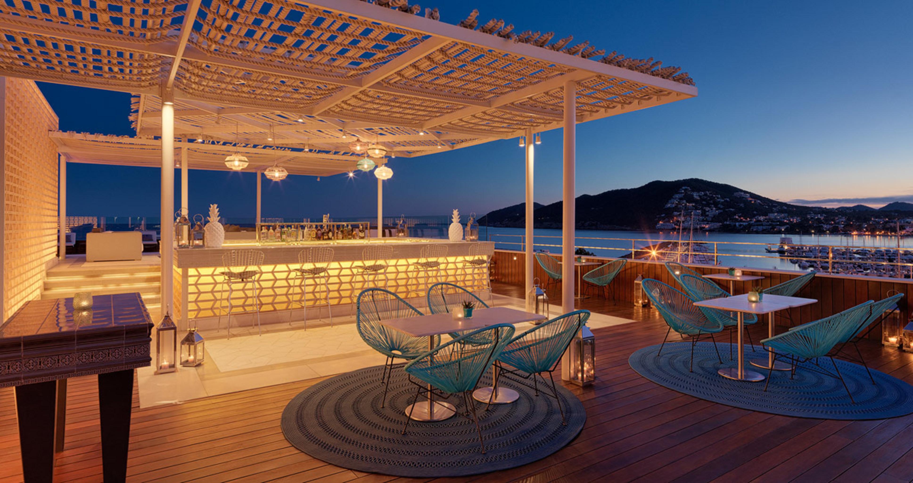 Aguas de Ibiza Grand Luxe Hotel Santa Eulalia del Río Exterior foto The bar at the top of the hotel