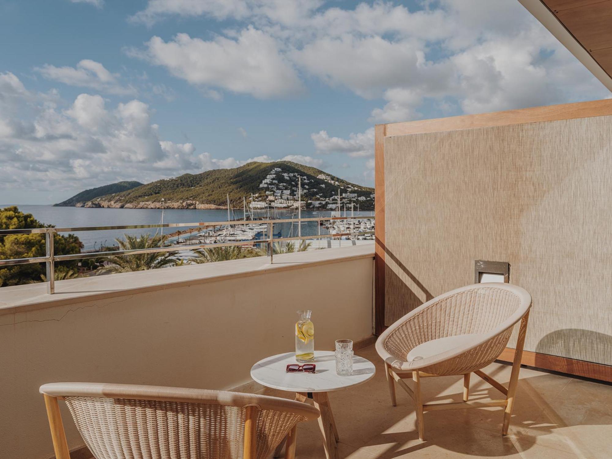 Aguas de Ibiza Grand Luxe Hotel Santa Eulalia del Río Habitación foto View from the hotel