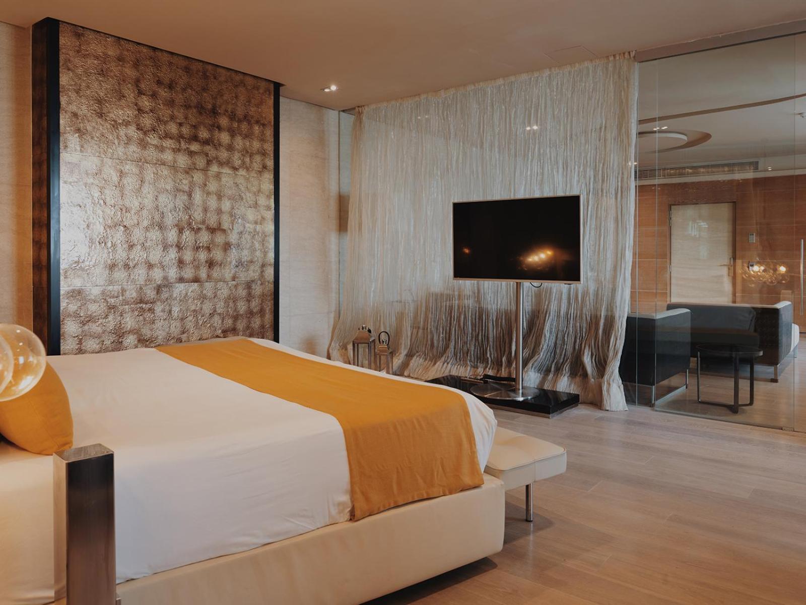 Aguas de Ibiza Grand Luxe Hotel Santa Eulalia del Río Habitación foto A suite at the hotel