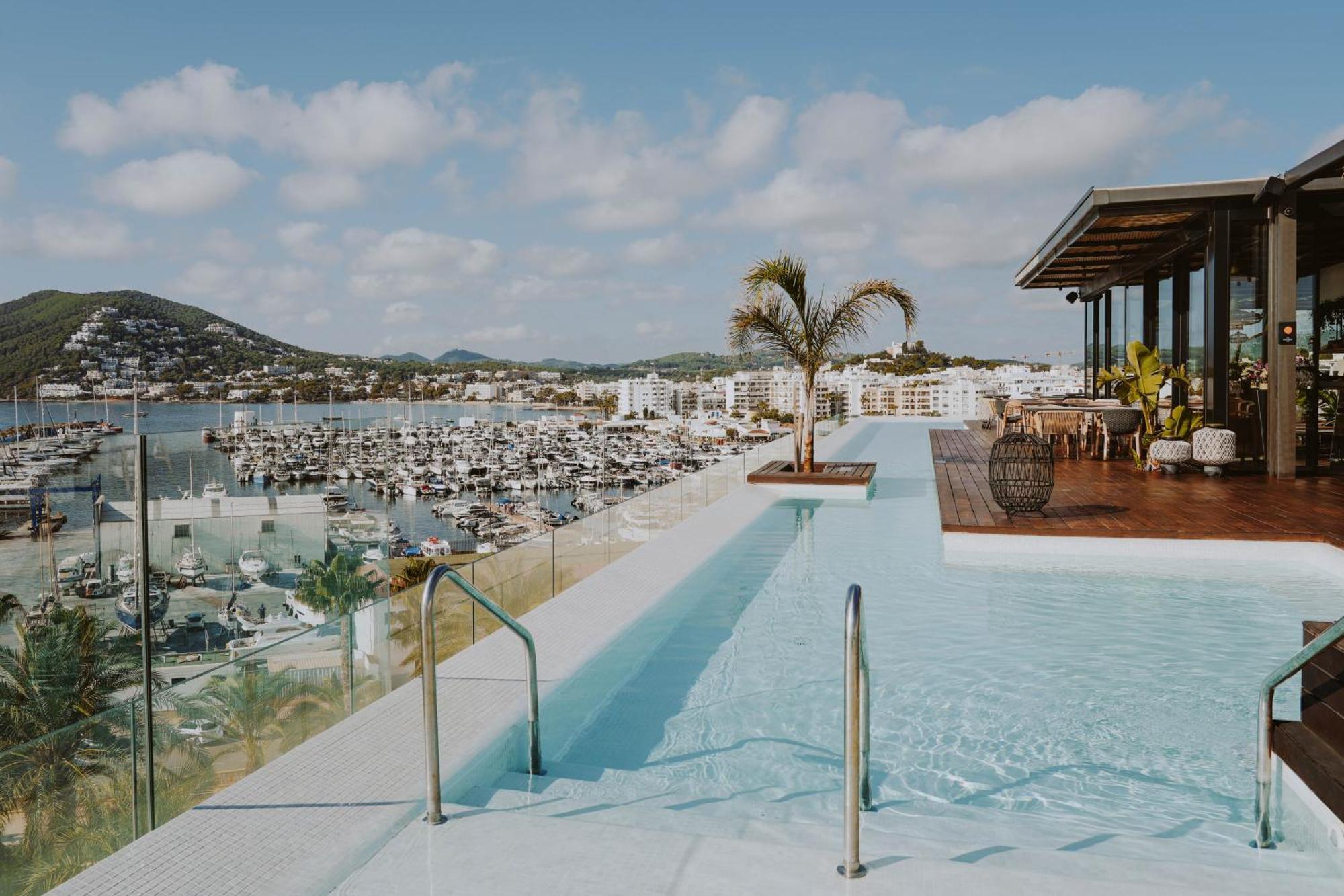 Aguas de Ibiza Grand Luxe Hotel Santa Eulalia del Río Exterior foto The rooftop pool at the hotel