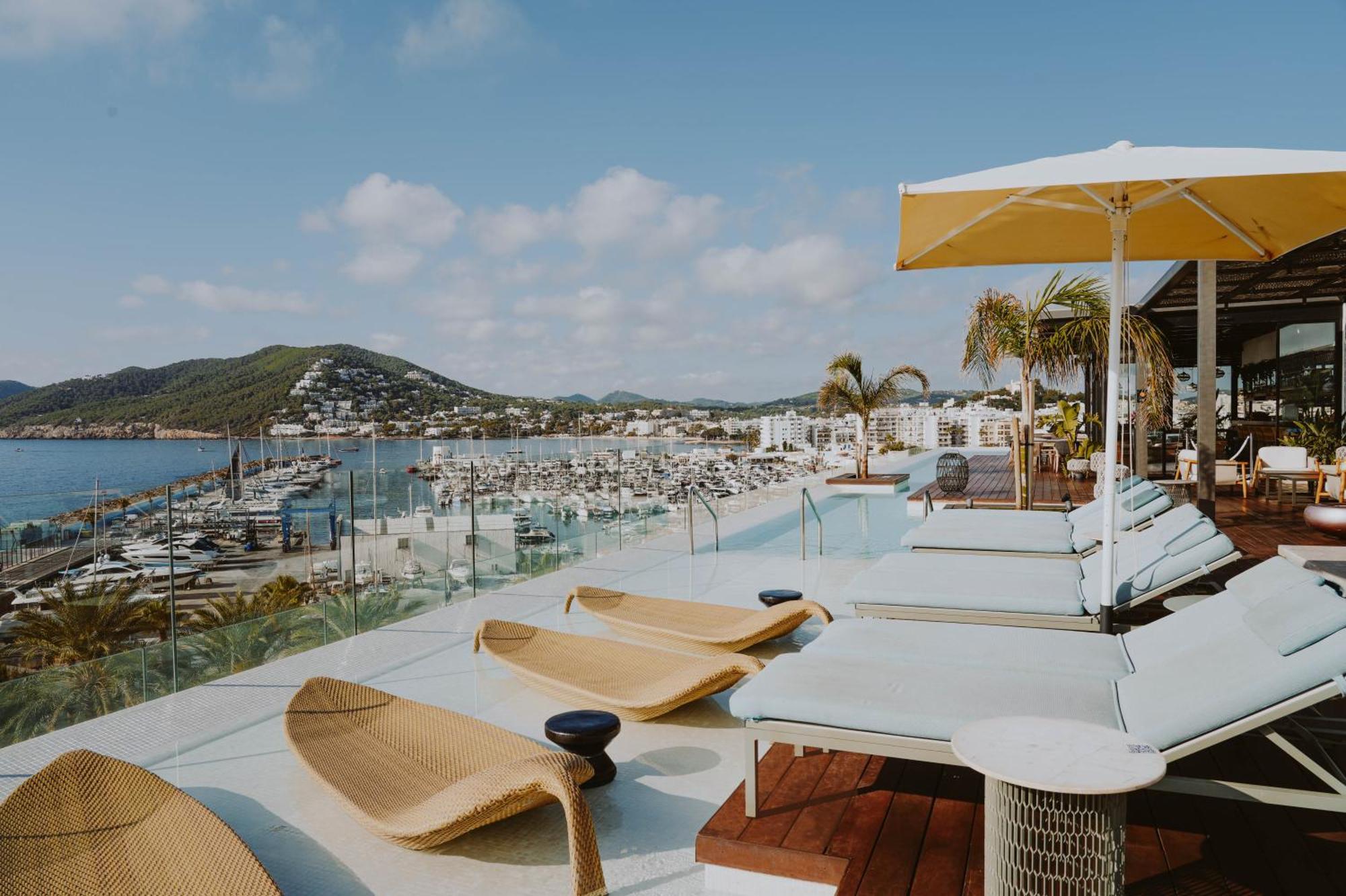 Aguas de Ibiza Grand Luxe Hotel Santa Eulalia del Río Exterior foto The hotel's rooftop pool