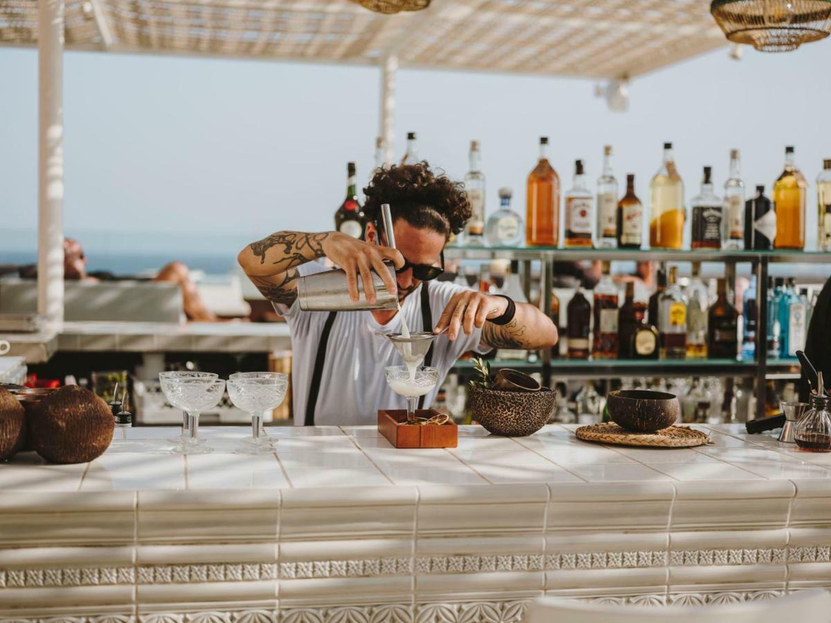 Aguas de Ibiza Grand Luxe Hotel Santa Eulalia del Río Exterior foto A bartender at work